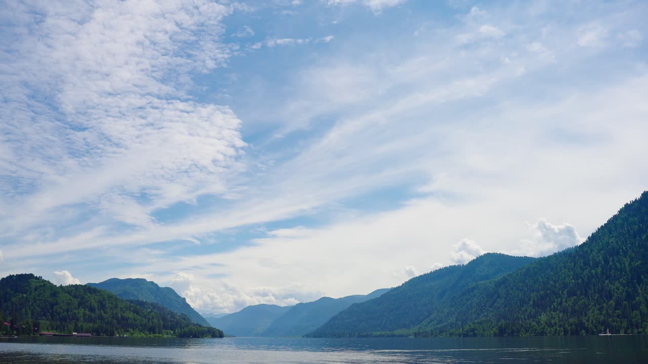 el paisaje sereno del lago de montaña