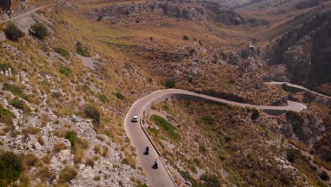 Antena:-Siguiente-Coche-Y-Moto-En-Carretera-Serpenteante-En-Las-Montañas-De-Mallorca