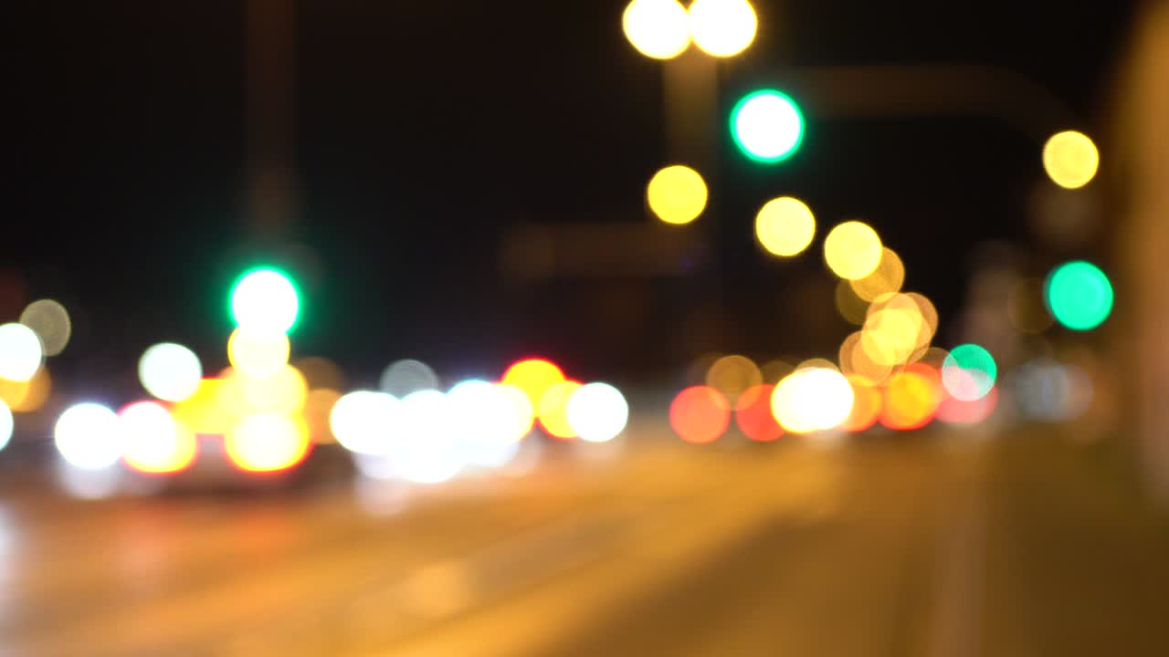 escena nocturna con luces borrosas de automóviles y semáforos