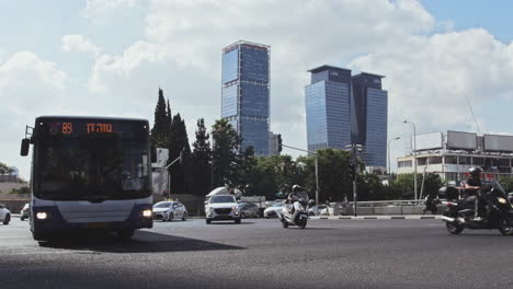 Eine-Belebte-Stadtstraße,-An-Der-Während-Der-Morgendlichen-Hauptverkehrszeit-Mehrere-Autos-Vorbeifahren