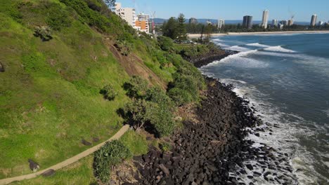 Erdrutsch-Im-Burleigh-Head-National-Park---Schwarze-Felsige-Küste-Von-Burleigh-Head-Rock-Pools-In-Qld,-Australien