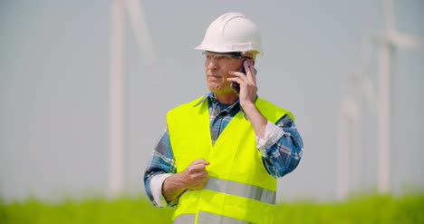 Ingenieur-Spricht-Mit-Handy-Gegen-Windmühlenfarm-4