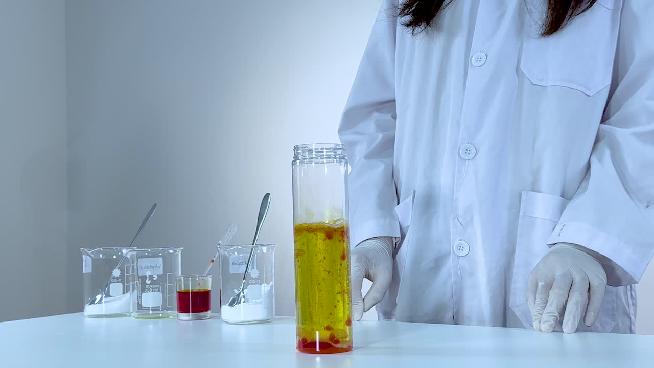 el científico lleva a cabo un experimento de lámpara de lava colorida