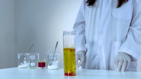 el científico lleva a cabo un experimento de lámpara de lava colorida