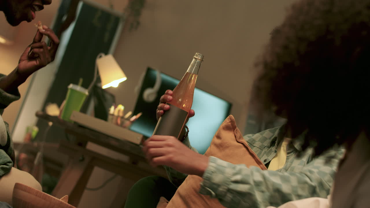 집에서 즐거운 시간을 보내는 친구들