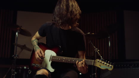 guitarrista ensayando en un estudio de música