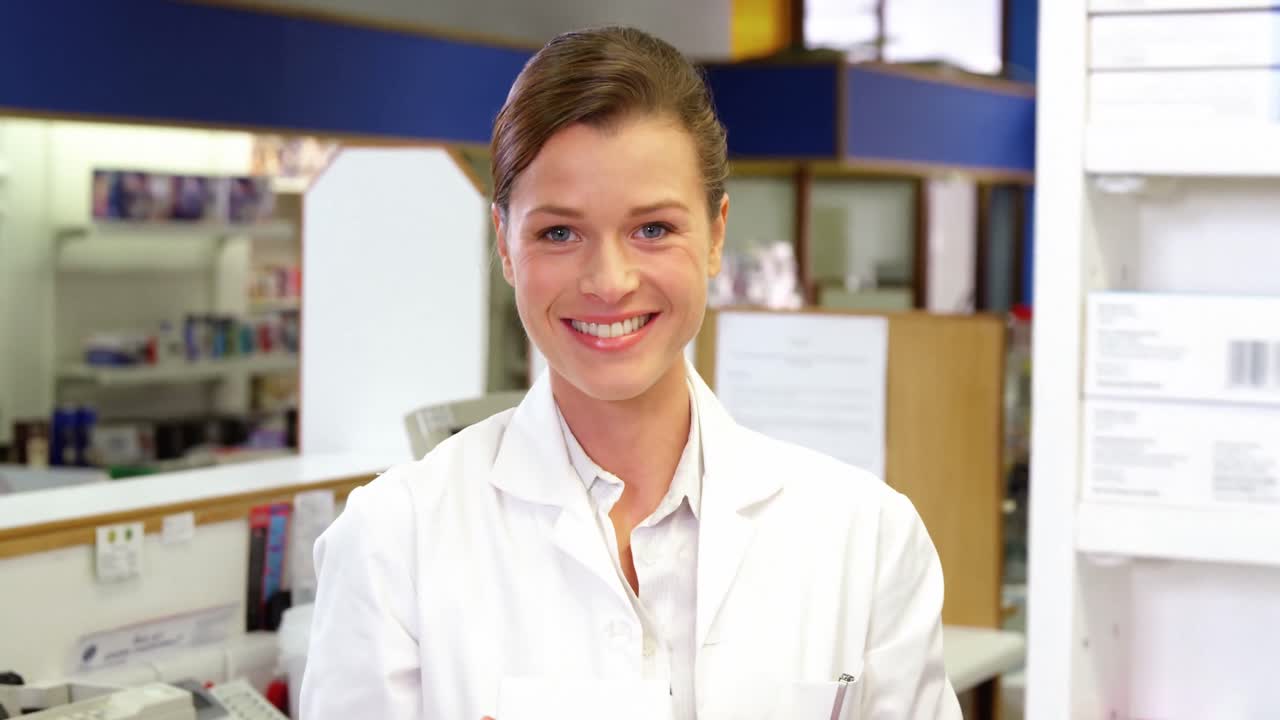 약사 가 약국 의 선반 에 있는 약 을 확인 하는 것