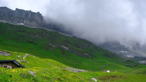 Conduciendo-Cuesta-Abajo-Con-Una-Montaña-En-Suiza