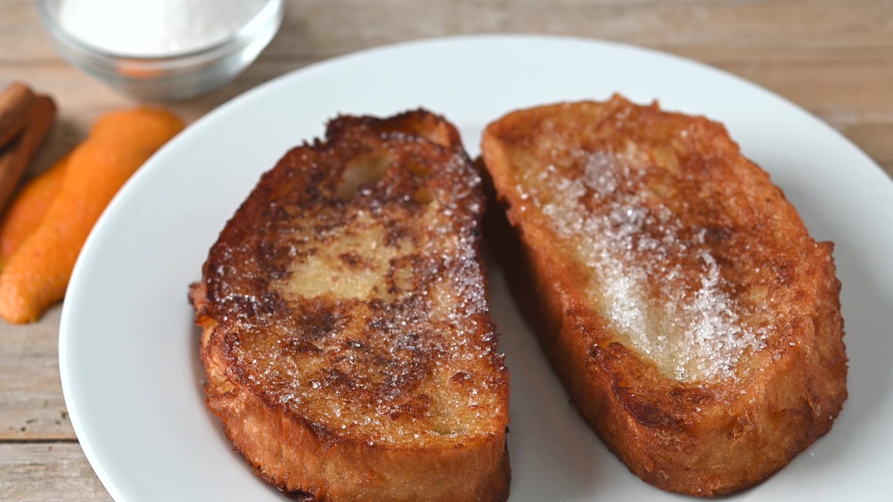 Tradisjonelle spanske torrijas til påskeuken på et trebord. Fransk toast.