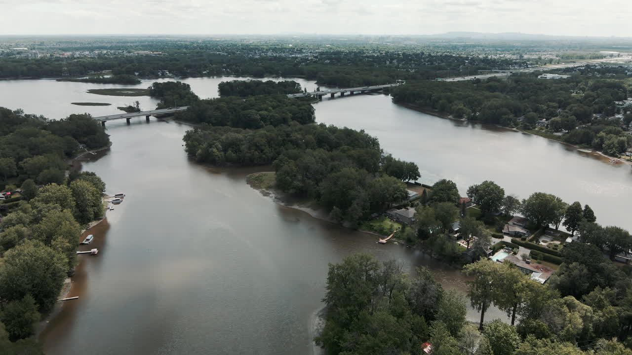 el impresionante paisaje de un largo puente en saint-eustache, quebec, canadá con árboles verdes - toma aérea