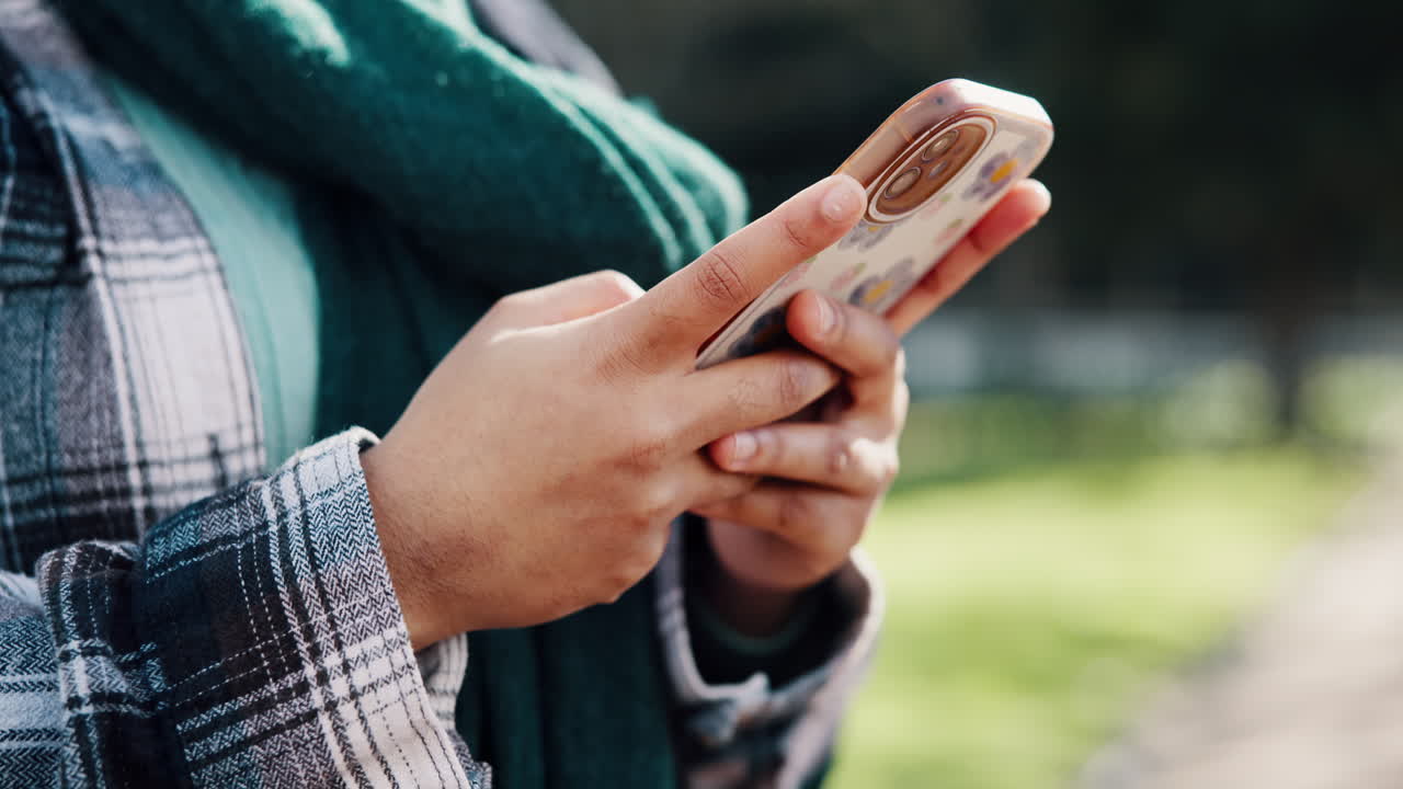 스마트폰을 사용하는 사람