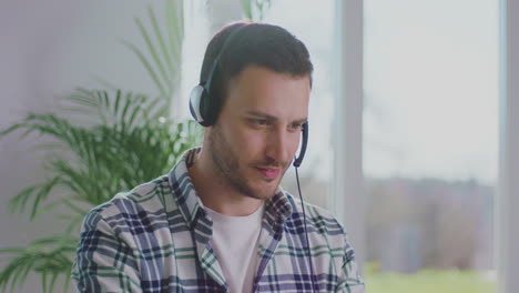 hombre de negocios hablando con un cliente en línea