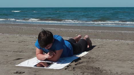 usando la tableta en la playa