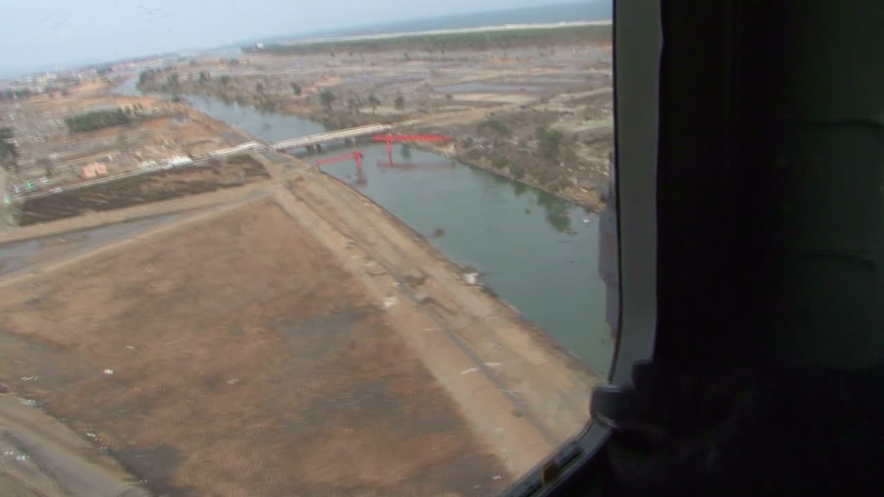 antena sobre la destrucción que siguió al gran terremoto y tsunami de japón de 2011