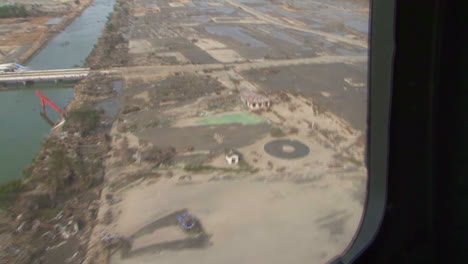 antena sobre la destrucción que siguió al gran terremoto y tsunami de japón de 2011