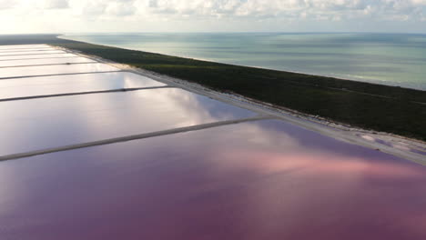 Rosafarbene-Salzverdunstungsteiche-In-Mexiko,-Die-Durch-Eine-Landenge-Vom-Meer-Getrennt-Sind