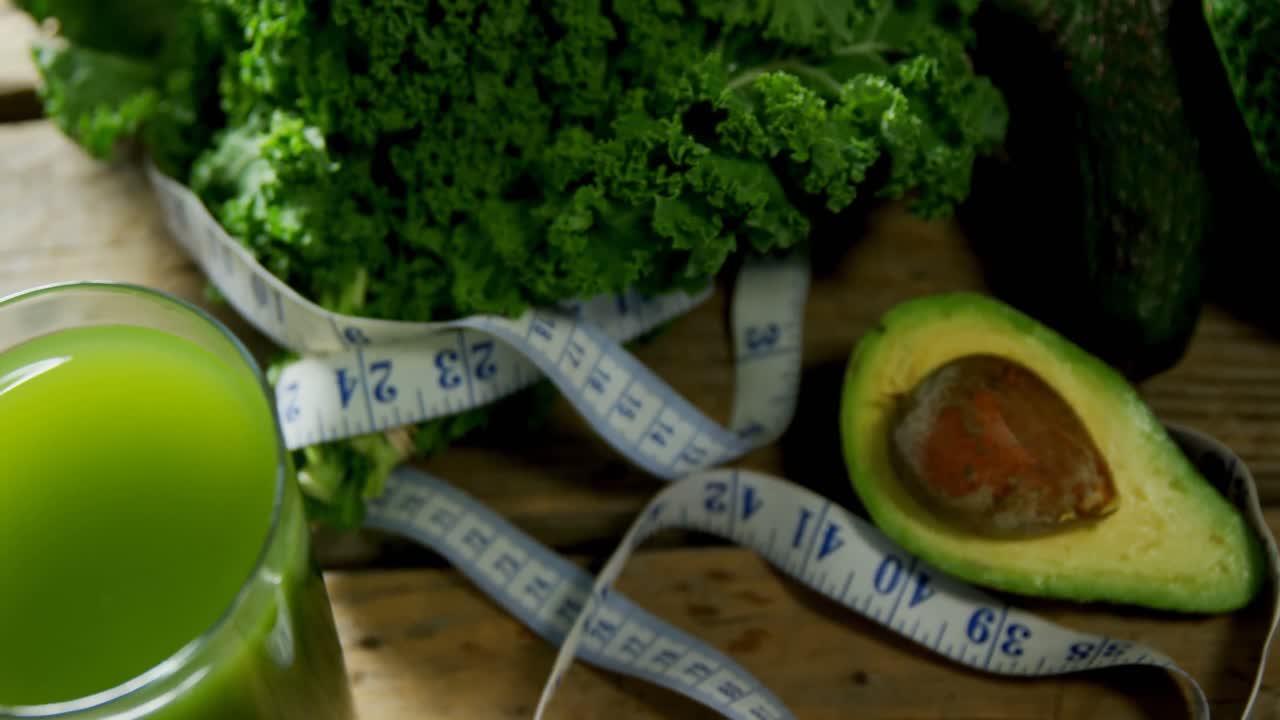 Tè verde con verdura a foglia e metro a nastro 4k
