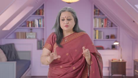 una anciana india enojada gritando