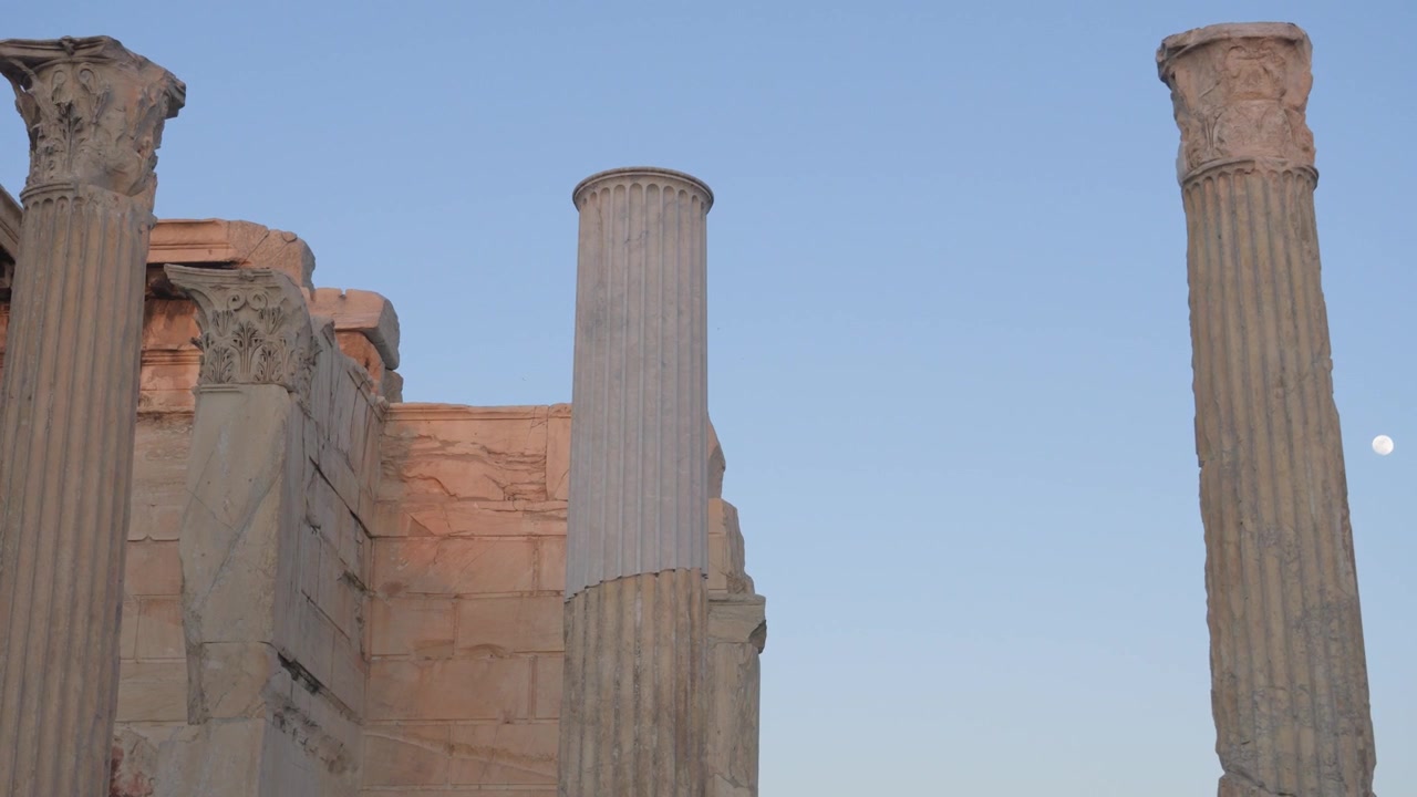 Imponenti colonne antiche si ergono contro il cielo azzurro e limpido presso la Biblioteca di Adriano ad Atene, Grecia