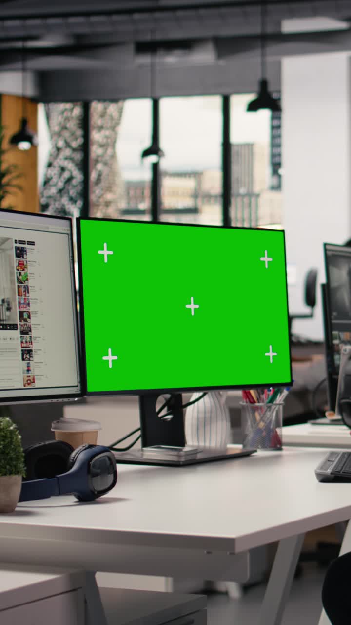 Vertikal video, isoleret grøn skærm, næste videostreamingplatform på dobbeltskærme
