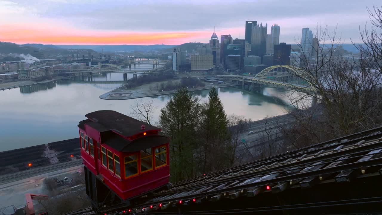 도르래 시스템을 위로 이동하는 duquesne 경사 자동차