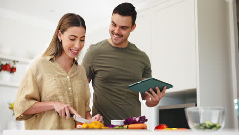 tableta, dieta y una pareja cocinando en la cocina