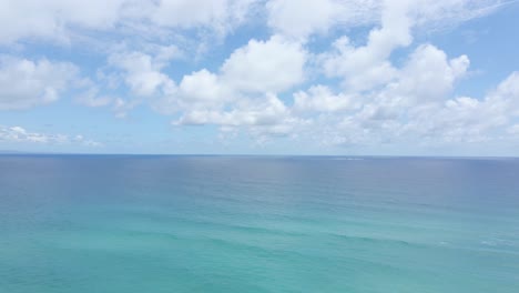 Océano-Azul-Con-Nubes-Durante-El-Verano-En-La-Playa-Del-Cilindro-En-North-Stradbroke-Island,-Queensland,-Australia