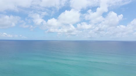 océano azul con nubes durante el verano en la playa del cilindro en north stradbroke island, queensland, australia