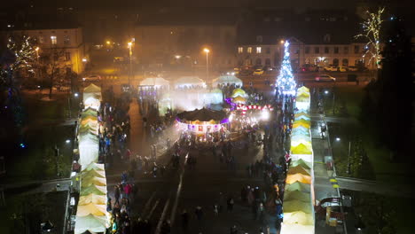 Drohnenansicht-Von-Weihnachtsständen-Und-Karussell-Auf-Dem-Podgorski-Platz-Mit-St