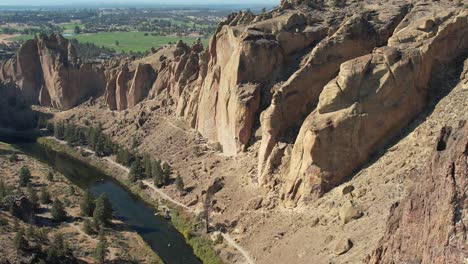Rock-climbing-face-and-river-at-Smith-Rock-in-Central-Oregon