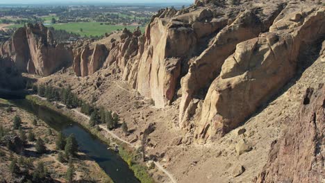 Cara-De-Escalada-Y-Río-En-Smith-Rock-En-El-Centro-De-Oregon