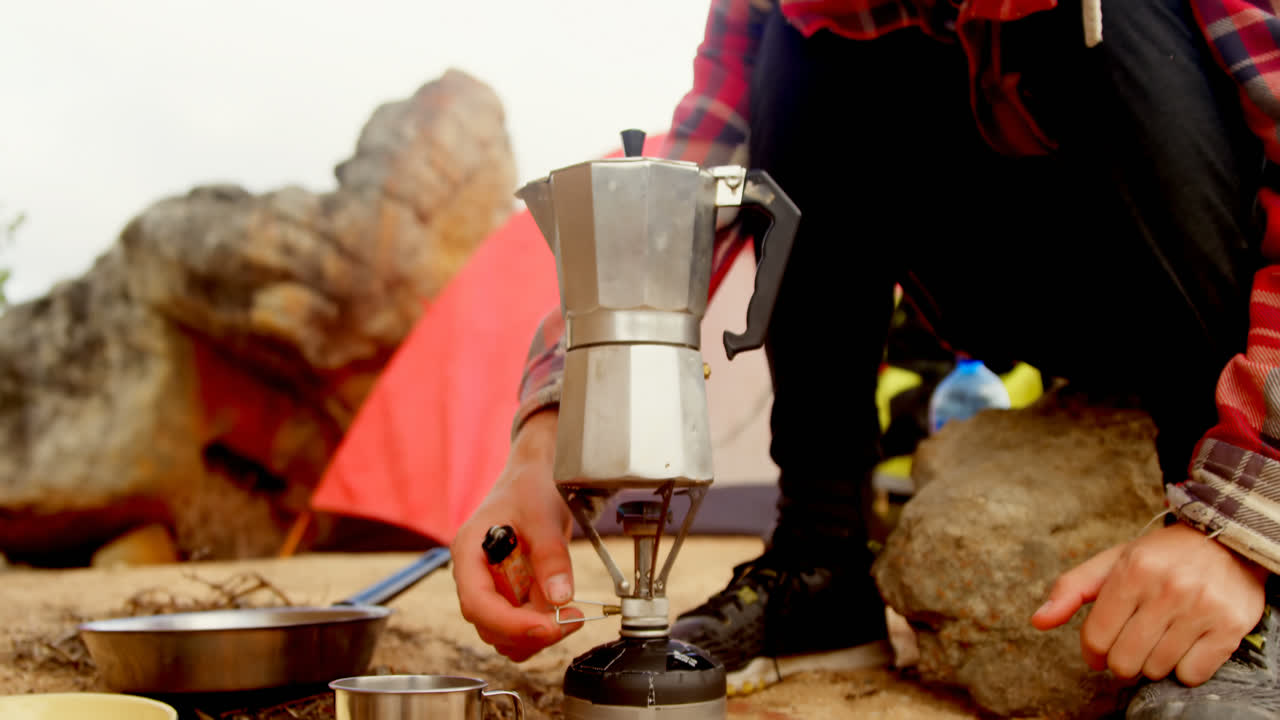 미니 가스 스토브에 가스를 조정하는 사람 4k