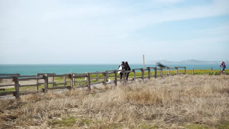 Gente-Caminando-En-La-Playa