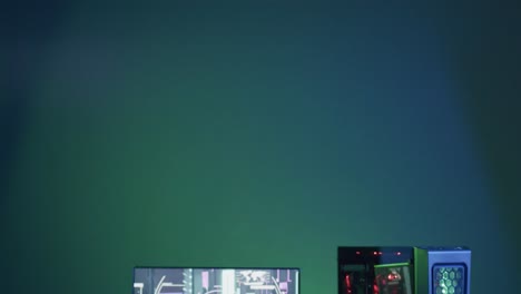 video de equipos de computadora y juegos en un escritorio con espacio de copia en un fondo de neón