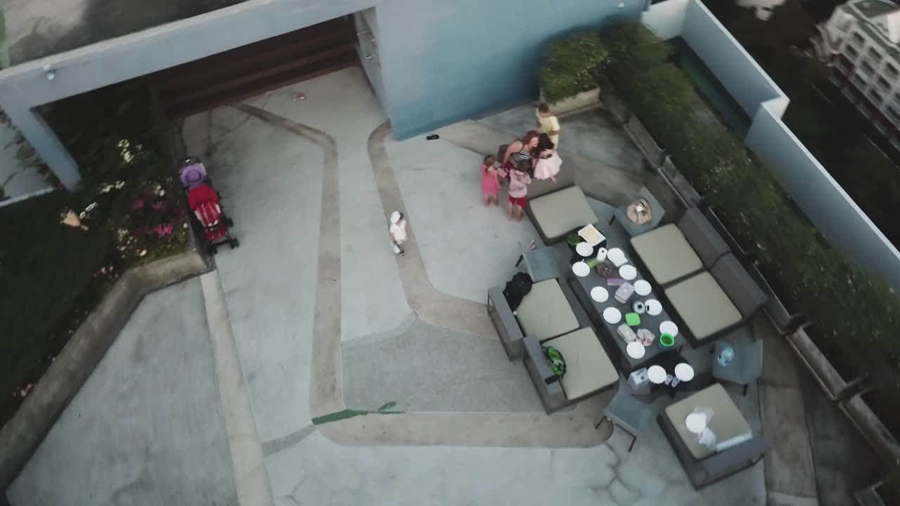 reunión familiar en el techo.