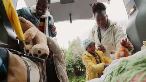 coche, familia y equipaje de embalaje para viajes por carretera