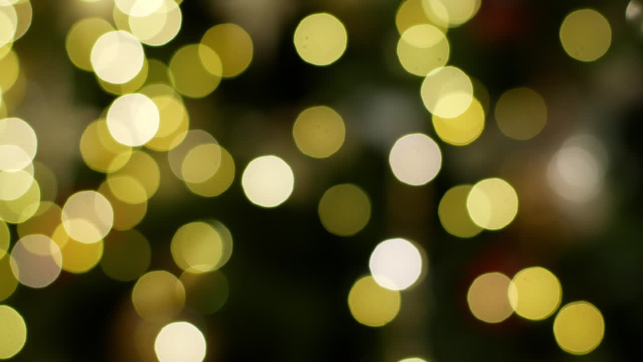 las luces de navidad multicolores de la guirnalda en el árbol brillan brillantemente. decoración del árbol de navidad decoración de navidad primer plano 4k video brillo.