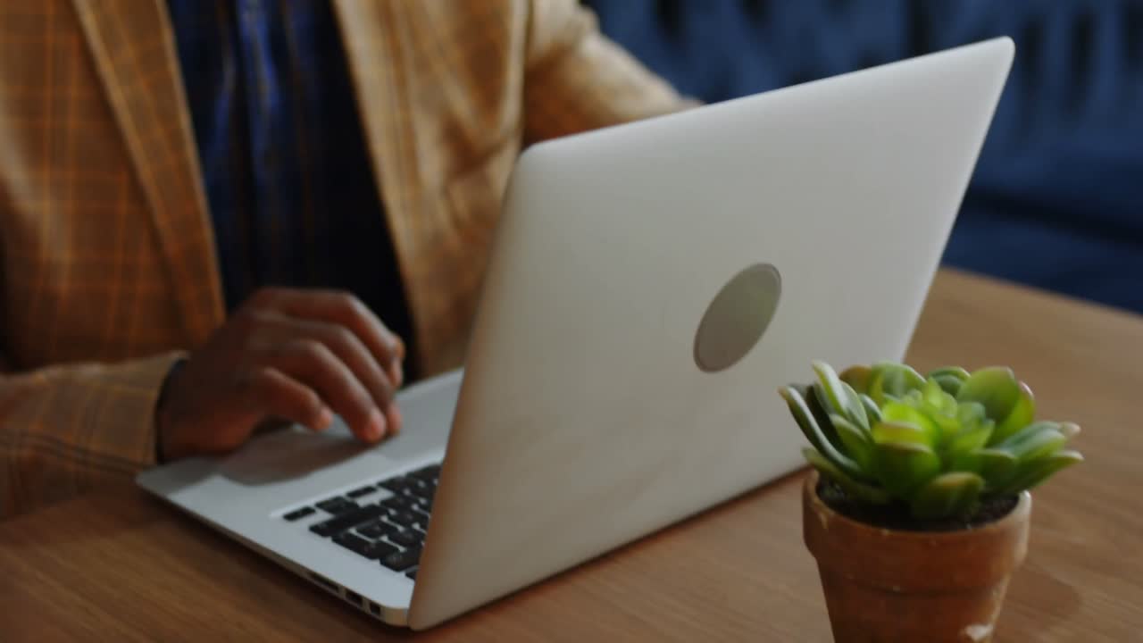 hombre de negocios sénior trabajando en la computadora portátil en la oficina 4k 4k