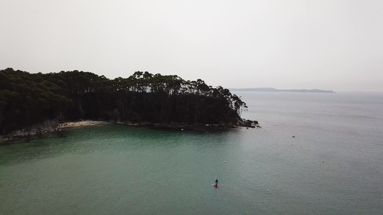 아쿠아 물과 나무, 브루니 섬, 태즈메이니아, 호주가 있는 한적한 만으로 노를 젓는 두 개의 카약의 드론 보기