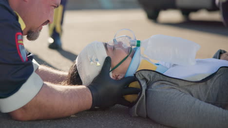 manos, emergencia médica y un equipo paramédico