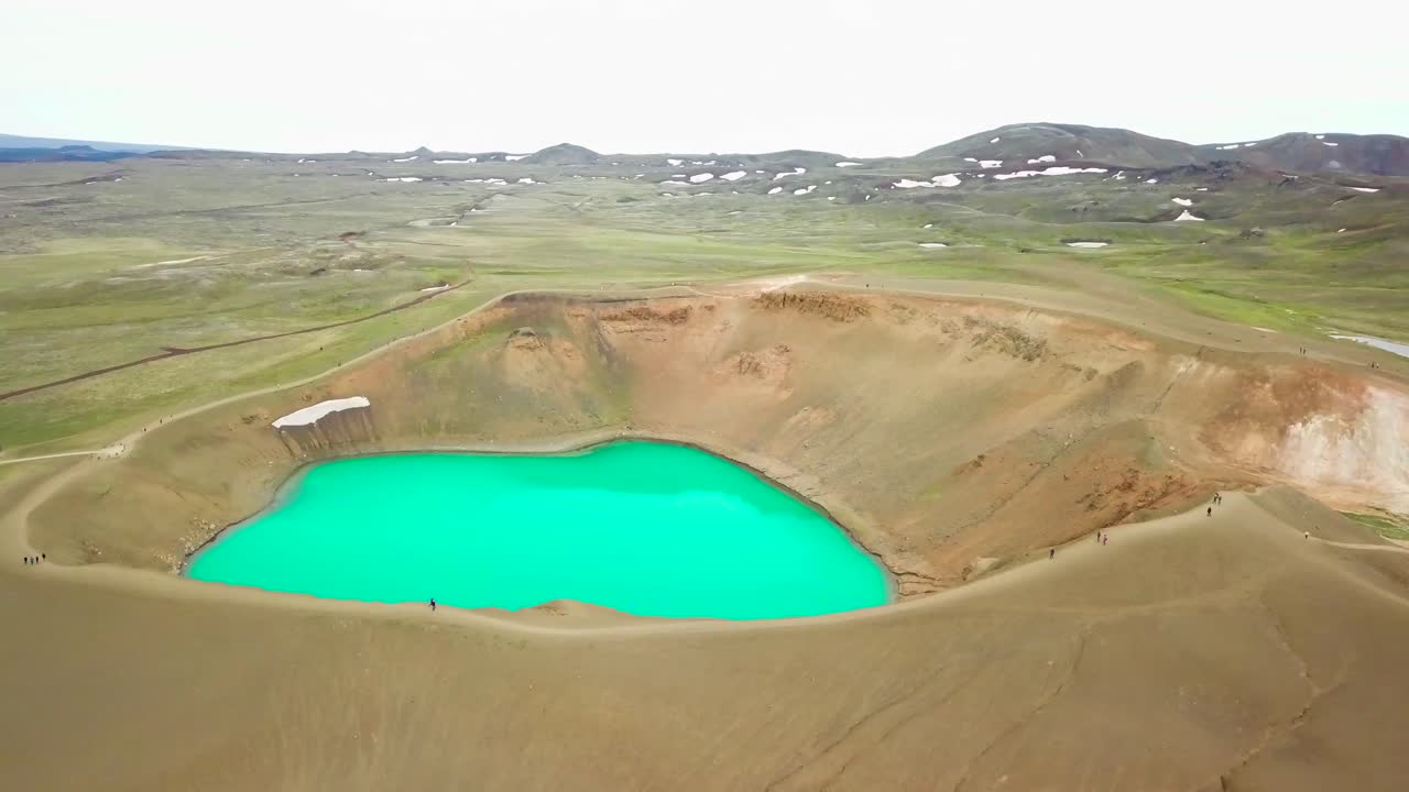 красивый снимок с дрона геотермальной зоны крафла в исландии с зелеными озерами и дымящимися горячими котлами 2