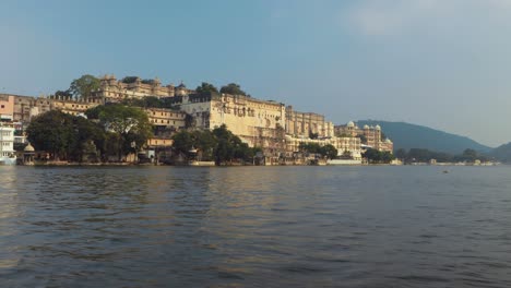 Udaipur,-También-Conocida-Como-La-Ciudad-De-Los-Lagos,-Es-Una-Ciudad-En-El-Estado-De-Rajasthan-En-India.-Es-La-Capital-Histórica-Del-Reino-De-Mewar-En-La-Antigua-Agencia-Rajputana.