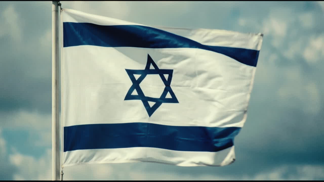 Bandiera di Israele che sventola al vento contro un cielo nuvoloso