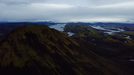 Vista-Aérea-Del-Paisaje-De-Las-Tierras-Altas-De-Islandia,-Picos-De-Montañas-Oscuras,-Ríos-Y-Lagos,-En-Un-Día-De-Mal-Humor