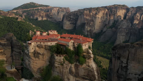 Luftaufnahme-Des-Klosters-Varlaam-Auf-Einer-Klippe-Während-Des-Sonnenuntergangs-In-Meteora,-Griechenland