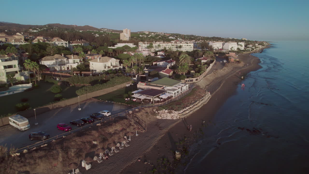drone volando cerca de la costa, sobre los suburbios de marbella, españa