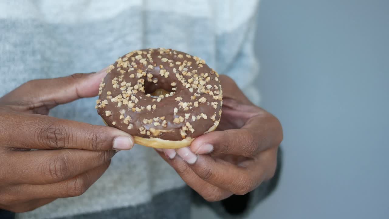 donut de chocolate con chispas