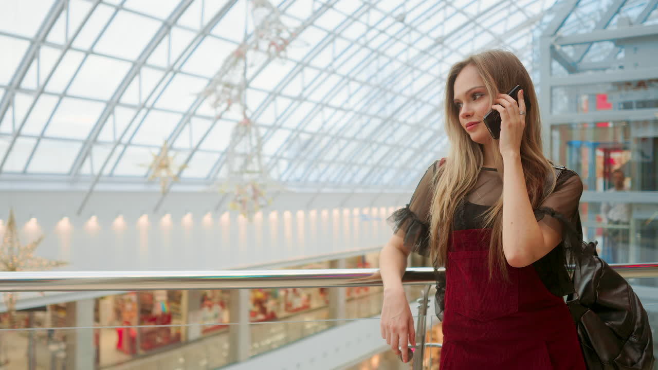 젊은 매력적인 소녀가 쇼핑몰에 가서 전화로 이야기하고, 쇼핑 개념, 패션 개념, 커뮤니케이션 개념