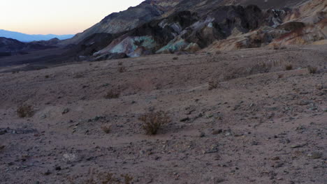 empujón aéreo de la paleta del artista a lo largo del recorrido del artista en el parque nacional del valle de la muerte, california