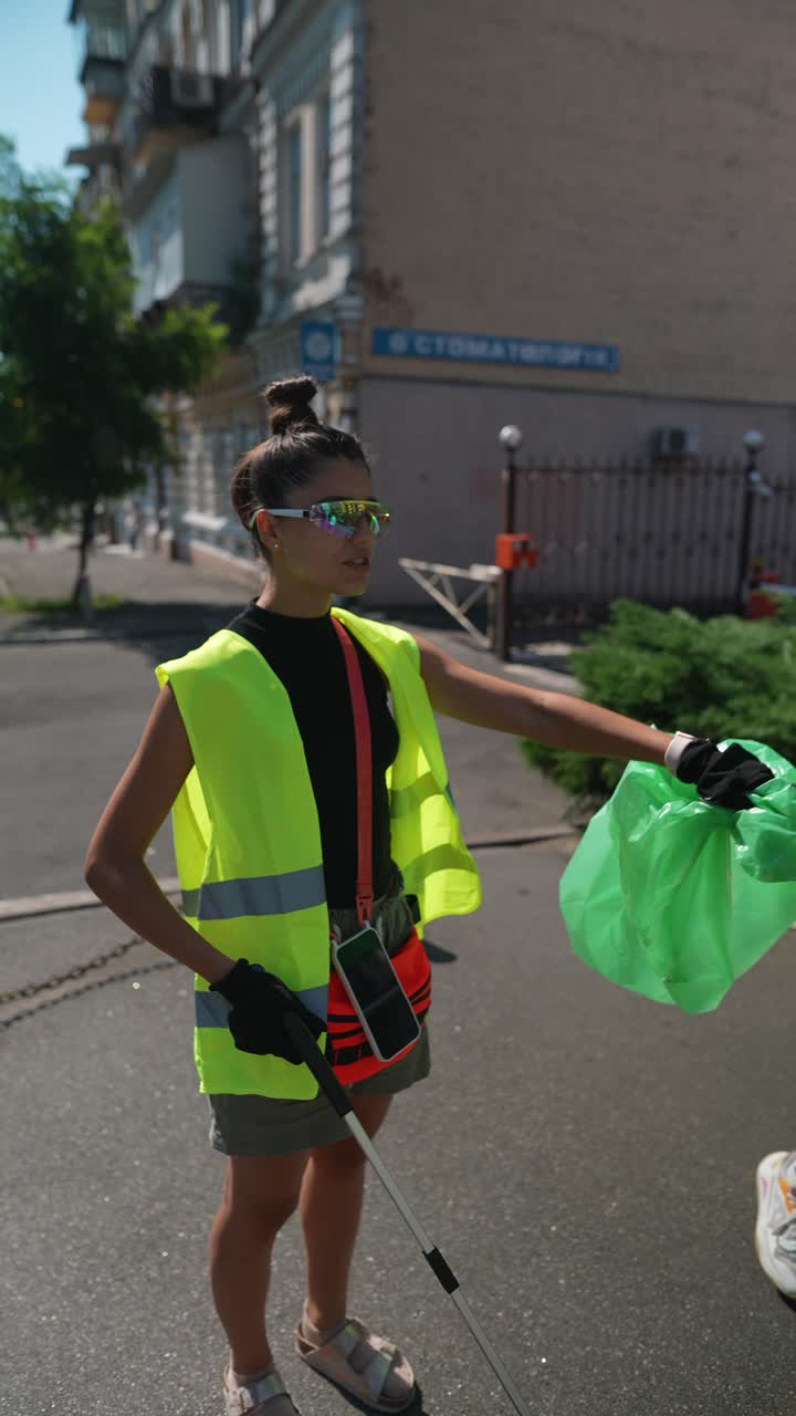 jóvenes limpiando las calles de la ciudad